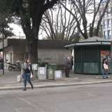 Nella vecchia Piazza Roma, ora meglio conosciuta come Piazza Aldo Moro, c�era un servizio davvero singolare.
Dove adesso si trova il gabbiotto dell�Amtab c�era un bagno diurno, cio� delle toilette interrate dove i viaggiatori che giungevano in stazione potevano rinfrescarsi e persino farsi la doccia
